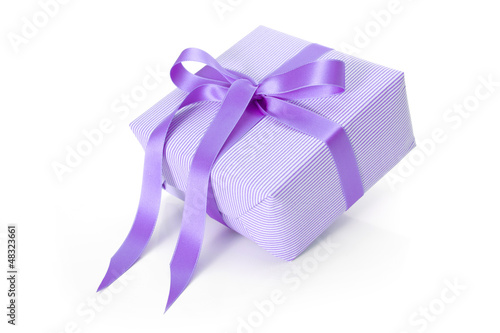 Photo: Violettes Geschenk isoliert Violettes Geschenk isoliert