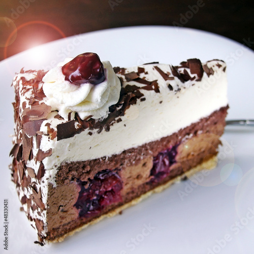 Photo: schwarzwälder kirschtorte mit lichteffekt schwarzwälder kirschtorte mit lichteffekt