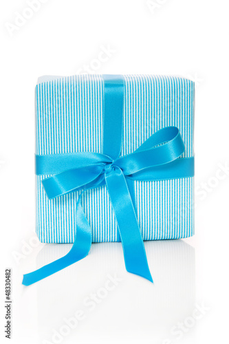 Photo: Hellblaues Geschenk mit Streifen isoliert Hellblaues Geschenk mit Streifen isoliert