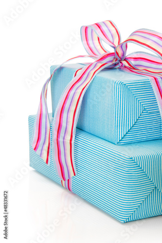 Photo: Geburtstagsgeschenk isoliert in Türkis Geburtstagsgeschenk isoliert in Türkis