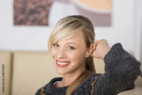 Photo: lächelnde frau im café lächelnde frau im café