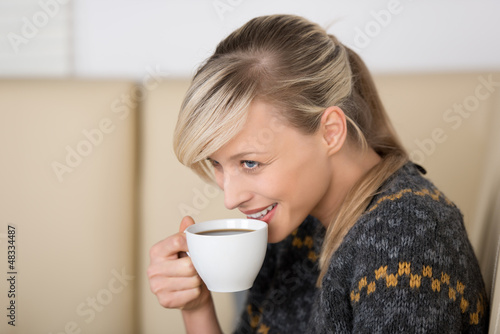 Photo: lächelnde frau mit kaffee lächelnde frau mit kaffee