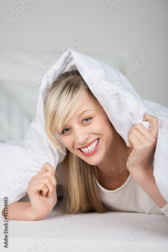 Photo: lachende frau im bett lachende frau im bett