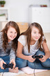 zwei mädchen spielen ein computerspiel