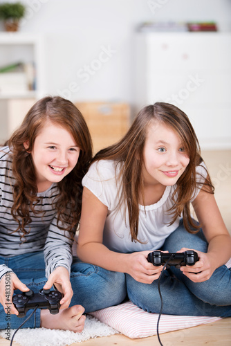 Photo: zwei mädchen spielen ein computerspiel zwei mädchen spielen ein computerspiel
