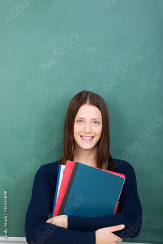 Photo: studentin mit unterlagen studentin mit unterlagen
