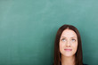 studentin schaut nach oben