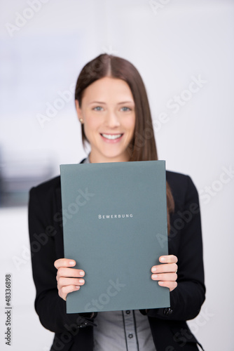 Photo: junge frau mit bewerbungsmappe junge frau mit bewerbungsmappe