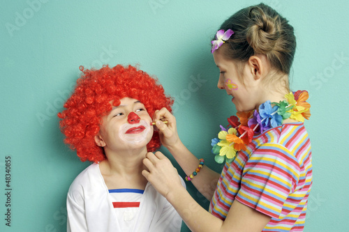 Photo: Kinder schminken sich zum Karneval Kinder schminken sich zum Karneval