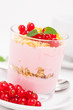 Joghurt mit Johannisbeeren
