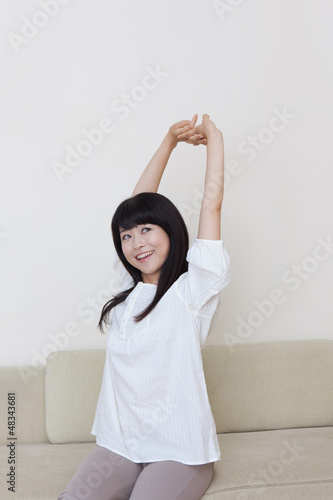 Photo: のびをする若い女性 のびをする若い女性