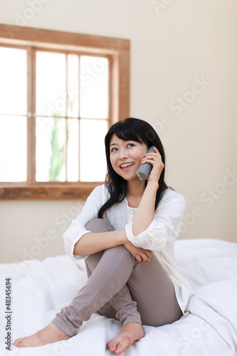 Photo: 電話で話す若い女性 電話で話す若い女性