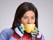 Joven mujer bebiendo bebida caliente,café,té.