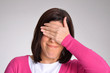 Mujer  arrepentida equivocada cubriendo sus ojos.