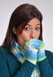 Mujer en otoño, invierno calentando sus manos.