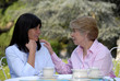 señoras amigas compartiendo en un jardín,conversando.