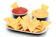 tortilla nachos con salsa piccante su sfondo bianco