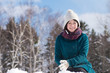 雪遊びをする女性