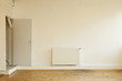 Radiatore e porta aperta. Interno