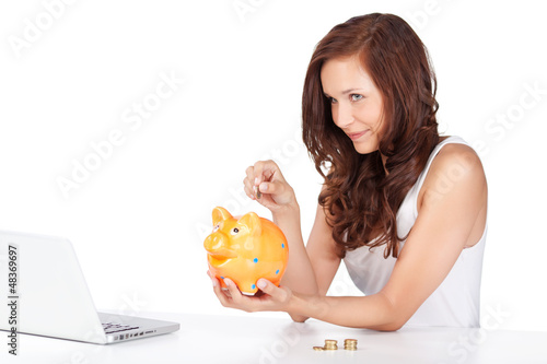 Photo: frau mit laptop und sparschwein frau mit laptop und sparschwein