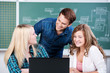 schüler arbeiten mit computer