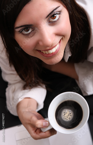 Photo: Frau mit Kaffee und Laptop Frau mit Kaffee und Laptop