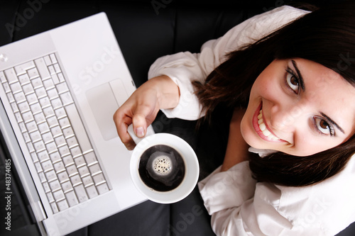 Photo: Chakra Frau mit Kaffee und Laptop Chakra Frau mit Kaffee und Laptop
