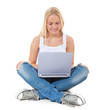 Foto: Attraktive junge Frau mit Notebook Attraktive junge Frau mit Notebook