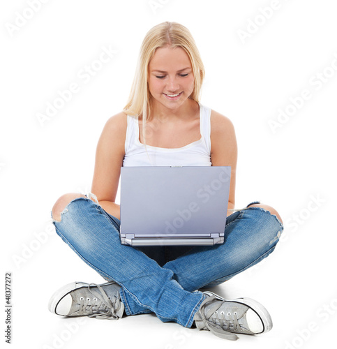 Photo: Attraktive junge Frau mit Notebook Attraktive junge Frau mit Notebook