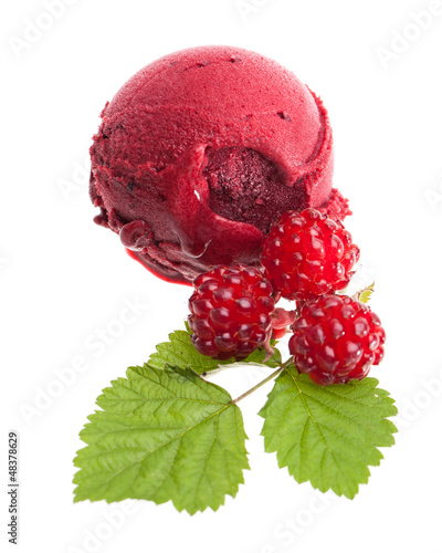 Photo: Eine Kugel Eis mit Waldhimbeeren Eine Kugel Eis mit Waldhimbeeren