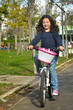 Niña montando en bicicleta