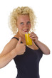 Junge Frau mit einem Glas Orangensaft