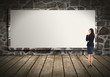 Foto: Business woman near billboard. Business woman near billboard.