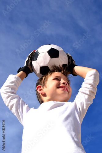 Photo: Kind mit fußball Kind mit fußball