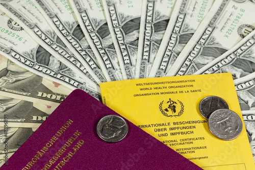 Photo: Dollarscheine und Reisepass Dollarscheine und Reisepass