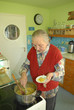 Seniorin kocht