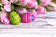 2 Eier mit rosa Tulpen