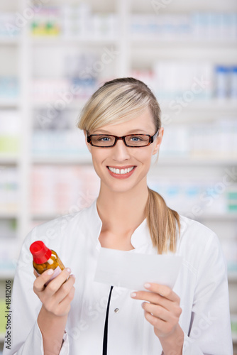Photo: apothekerin mit rezept und medikament apothekerin mit rezept und medikament