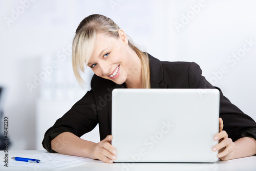 Photo: geschäftsfrau mit laptop geschäftsfrau mit laptop