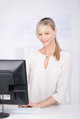Photo: frau im büro arbeitet am computer frau im büro arbeitet am computer