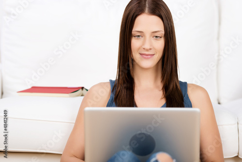 Photo: junge frau mit laptop zu hause junge frau mit laptop zu hause