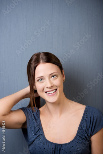 Photo: junge frau hält ihre haare junge frau hält ihre haare