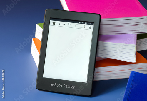 Photo: Touchscreen e-Book Reader Konzept + Copy Space Touchscreen e-Book Reader Konzept + Copy Space