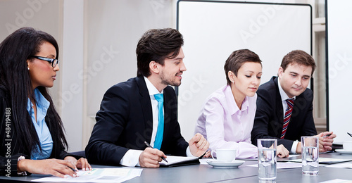 Photo: Geschäftsleute an einem Tisch in einer Konferenz Geschäftsleute an einem Tisch in einer Konferenz