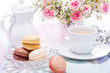 Traditionelle leckere süße Macarons gebäck mit Kaffee