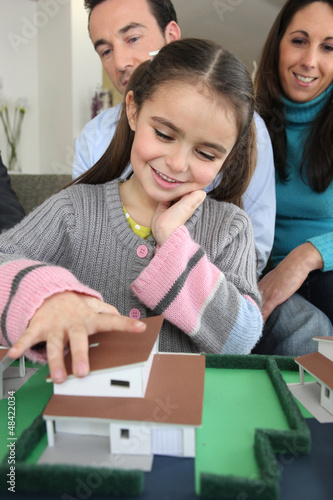 Photo: Young family with model housing Young family with model housing