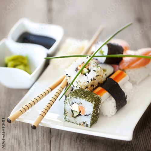 Photo: Sushi auf Holz quadratisch Sushi auf Holz quadratisch