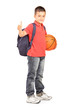Foto: School boy with backpack holding a basketball and giving a thumb School boy with backpack holding a basketball and giving a thumb