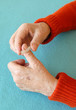 Hände mit Fingermassagering
