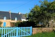 Maison bretonne de bord de mer aux volets bleus